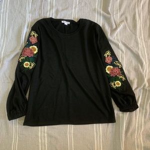 LAST CHANCE Black shirt with floral detail - L
